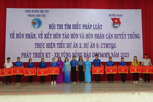 Tuổi trẻ Tri Tôn trổ tài biểu diễn về chống tảo hôn