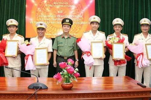Công bố quyết định của Bộ trưởng Bộ Công an về thăng cấp bậc hàm sĩ quan nghiệp vụ