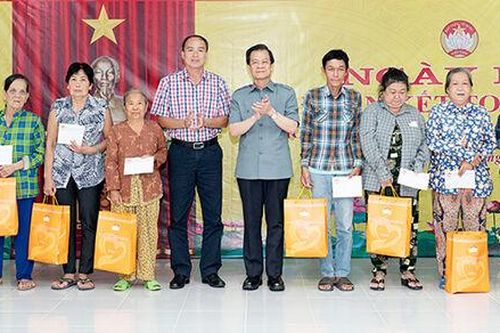 Bí thư Tỉnh ủy An Giang Lê Hồng Quang dự Ngày hội Đại đoàn kết toàn dân tộc tại khóm Châu Long 8
