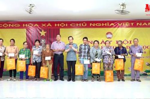 Bí thư Tỉnh ủy An Giang Lê Hồng Quang dự Ngày hội Đại đoàn kết toàn dân tộc tại khóm Châu Long 8