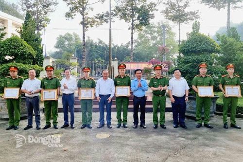 Long Thành khen thưởng đột xuất cho 2 tập thể, 8 cá nhân điều tra vụ cướp tài sản có vũ khí