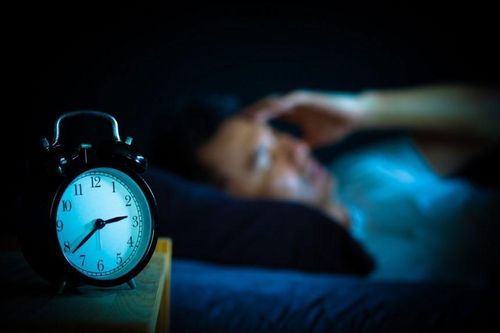Bác sĩ trả lời: Thức khuya có bị đột quỵ không?
