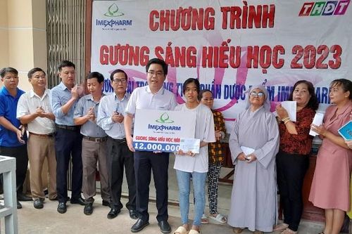 Trao học bổng Gương sáng hiếu học