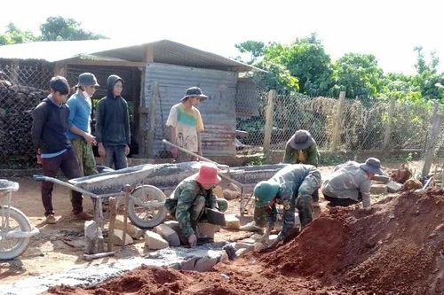 Khởi công xây dựng nhà tình nghĩa cho hộ nghèo tại xã Đak Djrăng