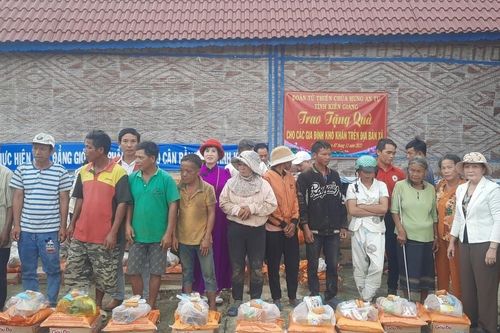 Trao quà, áo ấm cho học sinh, người nghèo huyện Kông Chro