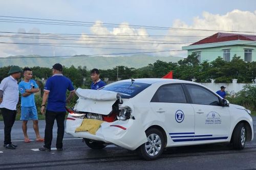 Xe tải tông nát đuôi xe dạy lái ô tô trên Quốc lộ 1
