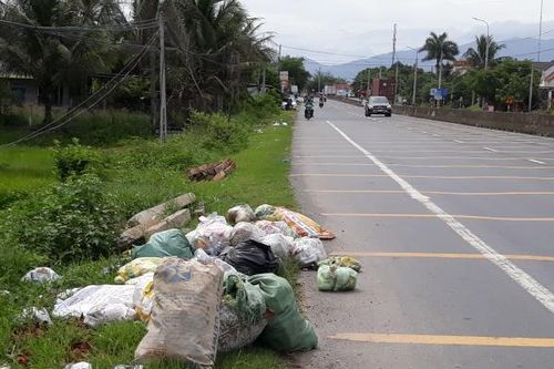Bỏ rác bừa bãi ra đường