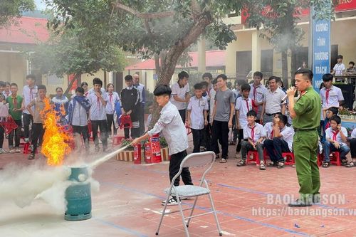 Gần 700 học sinh được tuyên truyền phổ biến giáo dục pháp luật