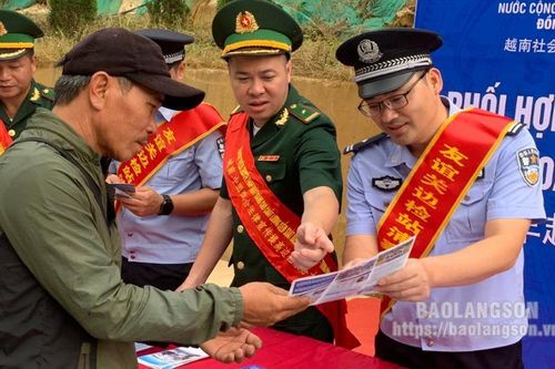 Tuyên truyền pháp luật cho trên 1 nghìn cư dân biên giới và hành khách qua lại cửa khẩu