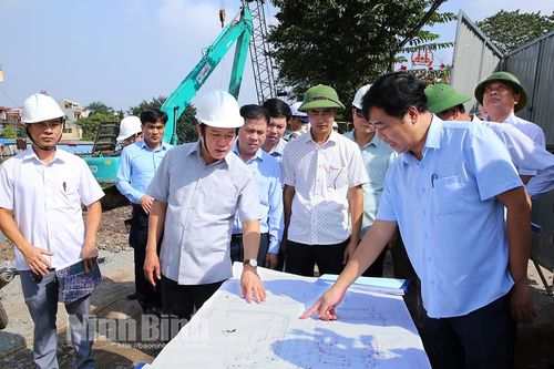Đồng chí Chủ tịch UBND tỉnh kiểm tra tình hình triển khai thực hiện các Dự án Cụm công trình thủy lợi Nam sông Vân và cầu Chà Là