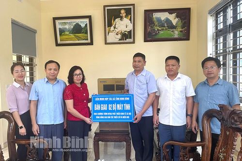 Liên minh HTX tỉnh bàn giao máy vi tính cho các xã của huyện Nho Quan