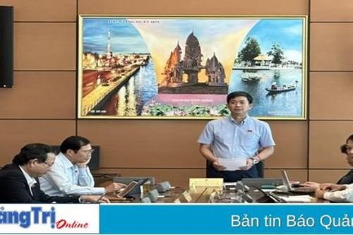 Bí thư Tỉnh ủy, Trưởng Đoàn ĐBQH tỉnh Quảng Trị Lê Quang Tùng điều hành phiên thảo luận tổ về Dự án Luật Tổ chức Tòa án nhân dân