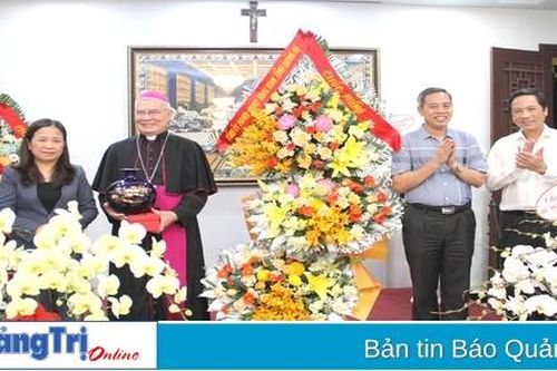 Lãnh đạo tỉnh thăm, chúc mừng tân Tổng Giám mục phó Tổng giáo phận Huế Đặng Đức Ngân