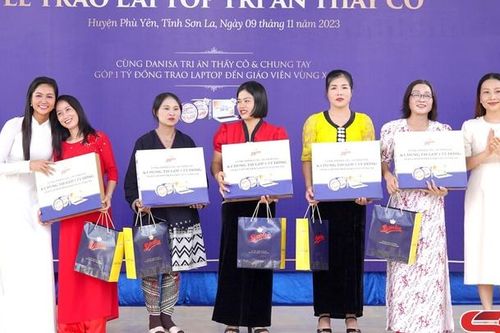 Trao laptop tri ân giáo viên có hoàn cảnh khó khăn
