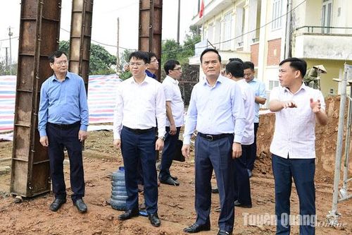 Đồng chí Phó Chủ tịch UBND tỉnh Hoàng Việt Phương kiểm tra tiến độ thực hiện các chương trình mục tiêu quốc gia tại huyện Na Hang