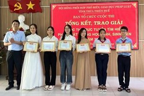 Trường THCS Nguyễn Thị Minh Khai đoạt giải nhất tập thể ở 2 cuộc thi về tìm hiểu pháp luật
