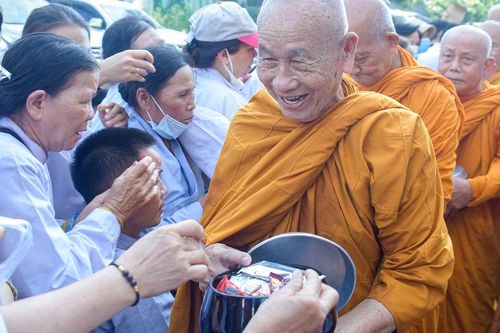 Tăng Ni hệ phái Khất sĩ trì bình khất thực tưởng niệm Tổ sư Minh Đăng Quang