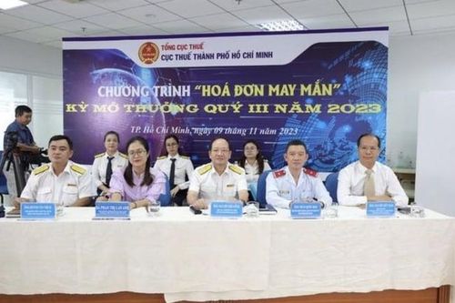 Tìm ra 14 người trúng thưởng 185 triệu đồng khi mua hàng lấy hóa đơn