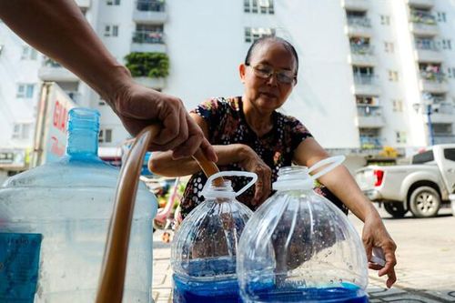Mất nước cả tháng trời, người dân Triều Khúc xoay sở đủ đường để suy trì cuộc sống