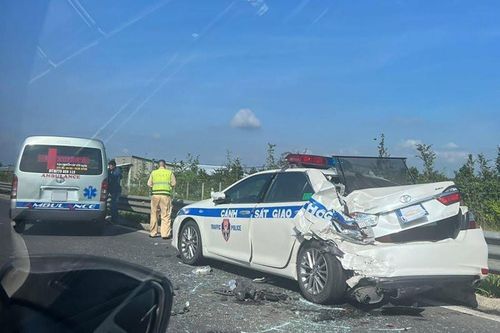 Lái xe cứu thương buồn ngủ tông vào xe tuần tra, kiểm soát giao thông