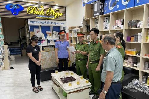 Khởi tố chủ cửa hàng bán linh kiện điện thoại về tội buôn lậu