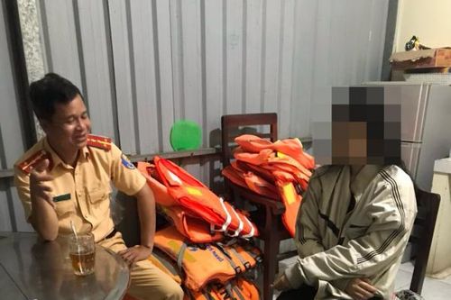 Cảnh sát đường thủy kịp thời cứu thiếu nữ nhảy cầu tự tử