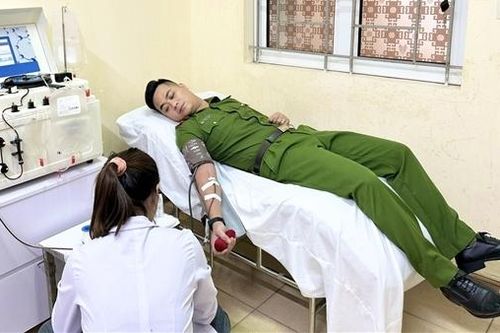 Đại úy Công an hiến máu cứu cụ ông 93 tuổi qua cơn nguy kịch