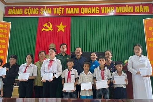 Hội Nhà báo Hà Nội trao học bổng 'Nâng bước em đến trường' tại huyện đảo Lý Sơn, Quảng Ngãi