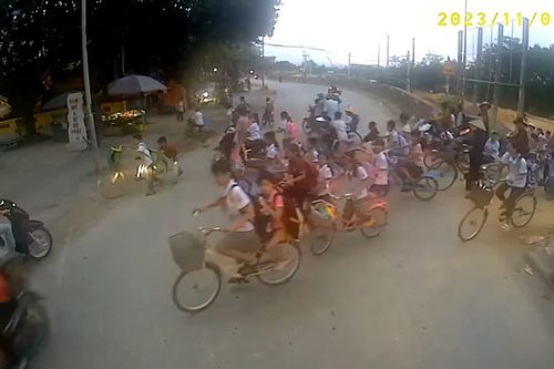 Chủ động dừng xe nhường đường, tài xế ô tô nhận 'cơn mưa' lời khen
