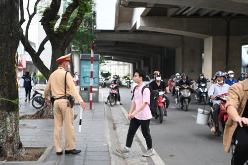 Cắt mặt dòng xe cộ để sang đường, nhiều người đi bộ bị xử phạt