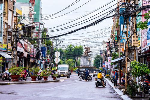 Dây điện, dây cáp như 'tơ vò', thòng lọng trên phố: Hiểm họa chực chờ ở Quy Nhơn
