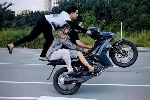 Nhóm đối tượng 'làm xiếc' trên xe máy rồi quay video tung lên mạng: Có tính chất tương đồng giống vụ người mẫu Ngọc Trinh