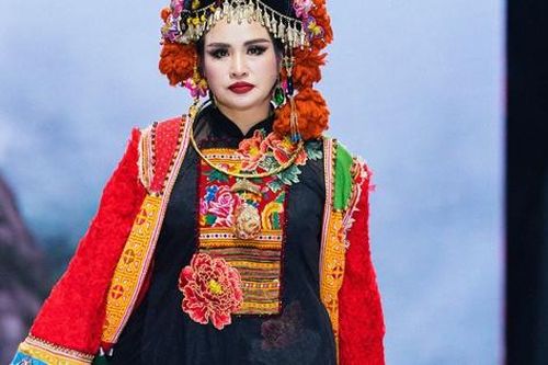 Không nhận ra diva Thanh Lam trên sàn catwalk 'Vietnam International Fashion Week 2023'