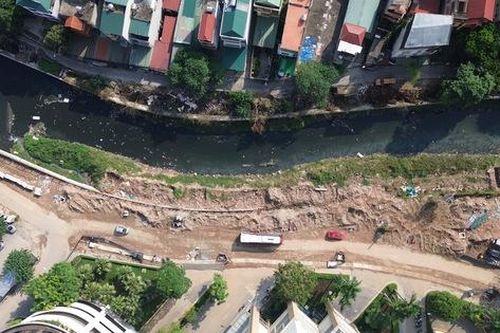 Người dân phải 'liều mình' di chuyển trên con đường thi công dang dở