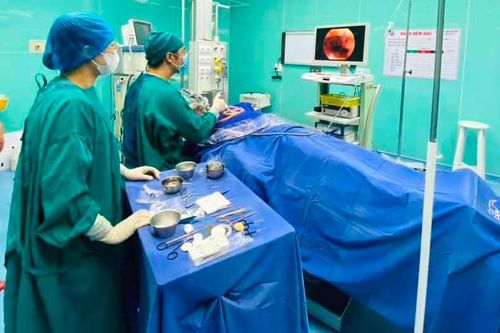 Thủng màng nhĩ vì cây lúa đâm vào tai