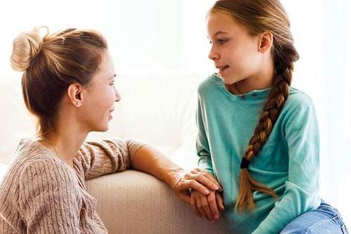 Những điều cha mẹ cần chuẩn bị cho con gái trong kỳ kinh nguyệt đầu tiên