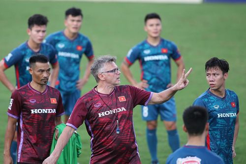 HLV Troussier 'kích hoạt' chế độ sẵn sàng ở tuyển Việt Nam