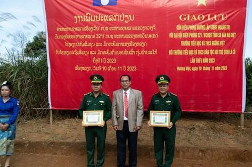 Giao lưu lực lượng bảo vệ biên giới và nhân dân Việt Nam-Lào