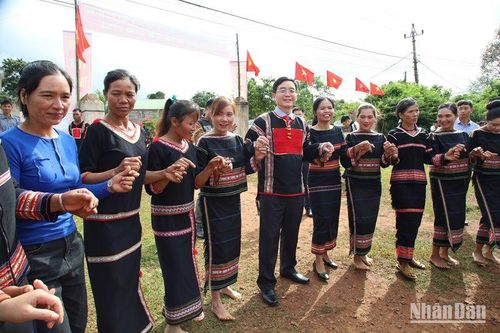 Bí thư Tỉnh ủy Đắk Lắk Nguyễn Đình Trung dự Ngày hội Đại đoàn kết tại buôn Kri