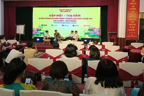 Báo Nghệ An đón nhận Cờ Thi đua của Chính phủ