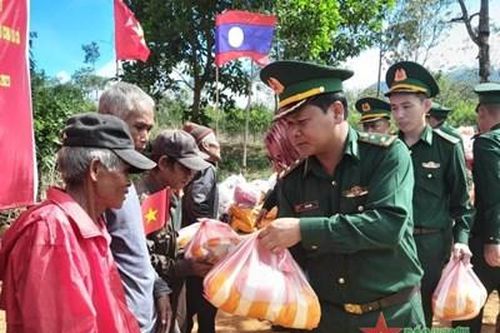 Giao lưu, tặng quà cho giáo viên, học sinh và lực lượng bảo vệ biên giới Việt Nam-Lào