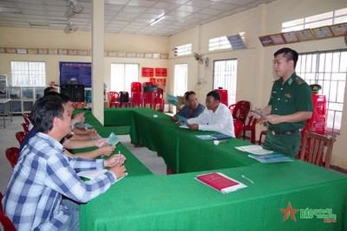 Thể hiện tốt vai trò đảng viên Biên phòng tham gia sinh hoạt ấp, khóm ven biển