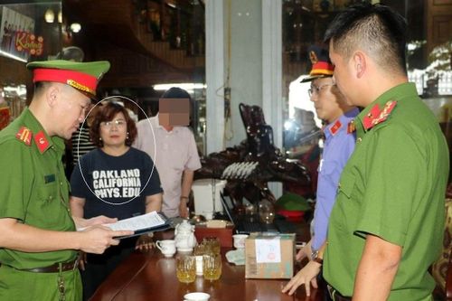 Bắt 'bà trùm' buôn lậu gỗ