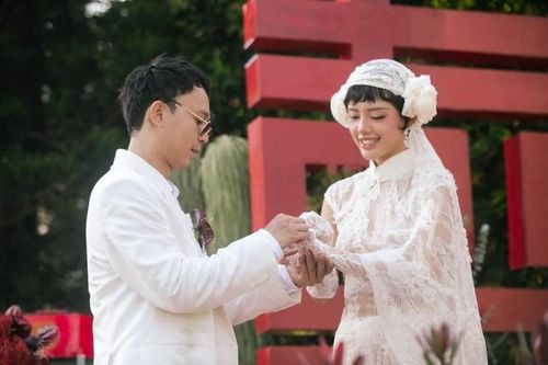 Lễ ăn hỏi 'bắt trend nhất showbiz Việt' của cặp đôi 'gây thương nhớ' hơn nửa thập kỷ qua