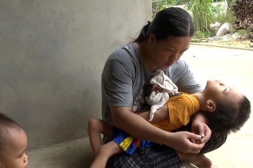 Chồng tâm thần, con bại não