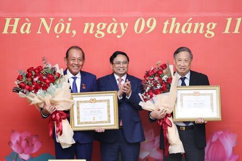 Trao Huy hiệu Đảng cho hai nguyên Phó Thủ tướng