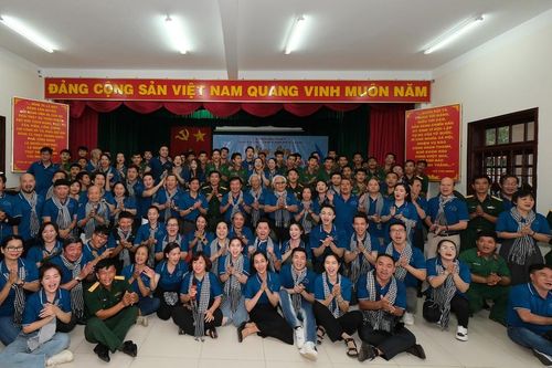 Đoàn văn nghệ sĩ TPHCM giao lưu, biểu diễn nghệ thuật tại Côn Đảo