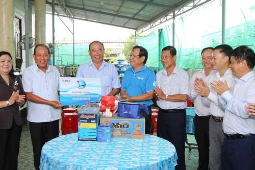 Thăm, tặng quà ngư dân tiêu biểu tại Bến Tre