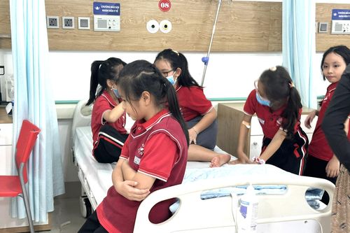 8 học sinh nhập viện sau bữa ăn sáng