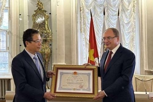 Trao tặng Huân chương Hữu nghị cho Thống đốc Saint Petersburg và Viện Hồ Chí Minh - Đại học Tổng hợp Saint Petersburg